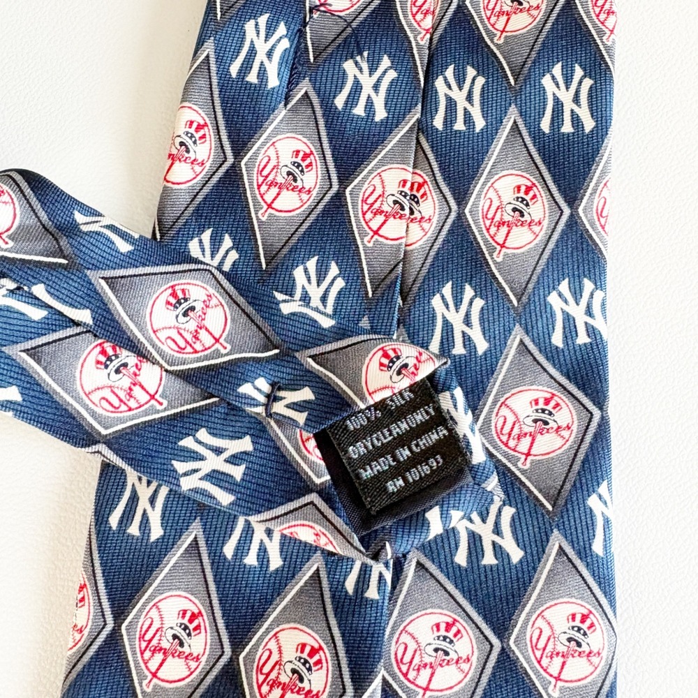 MLB Baseball Mens New York Yankees Silk Diamond Logo Sporty Preppy Necktie 58" - Picture 2 of 4